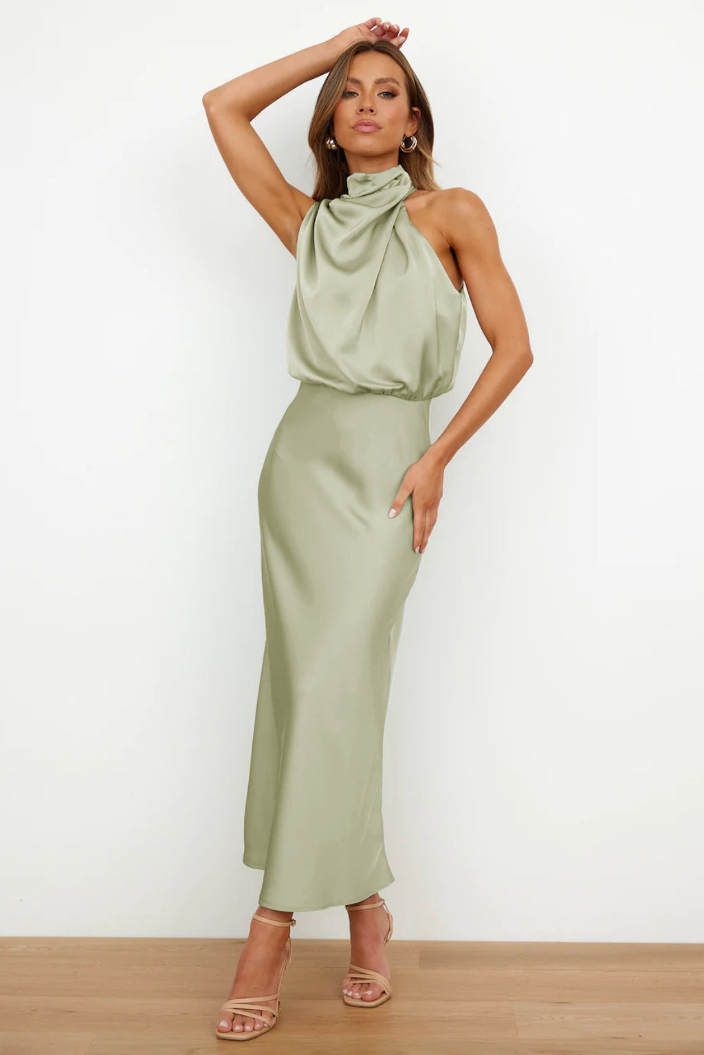 Léonille – Robe longue en satin à col licou