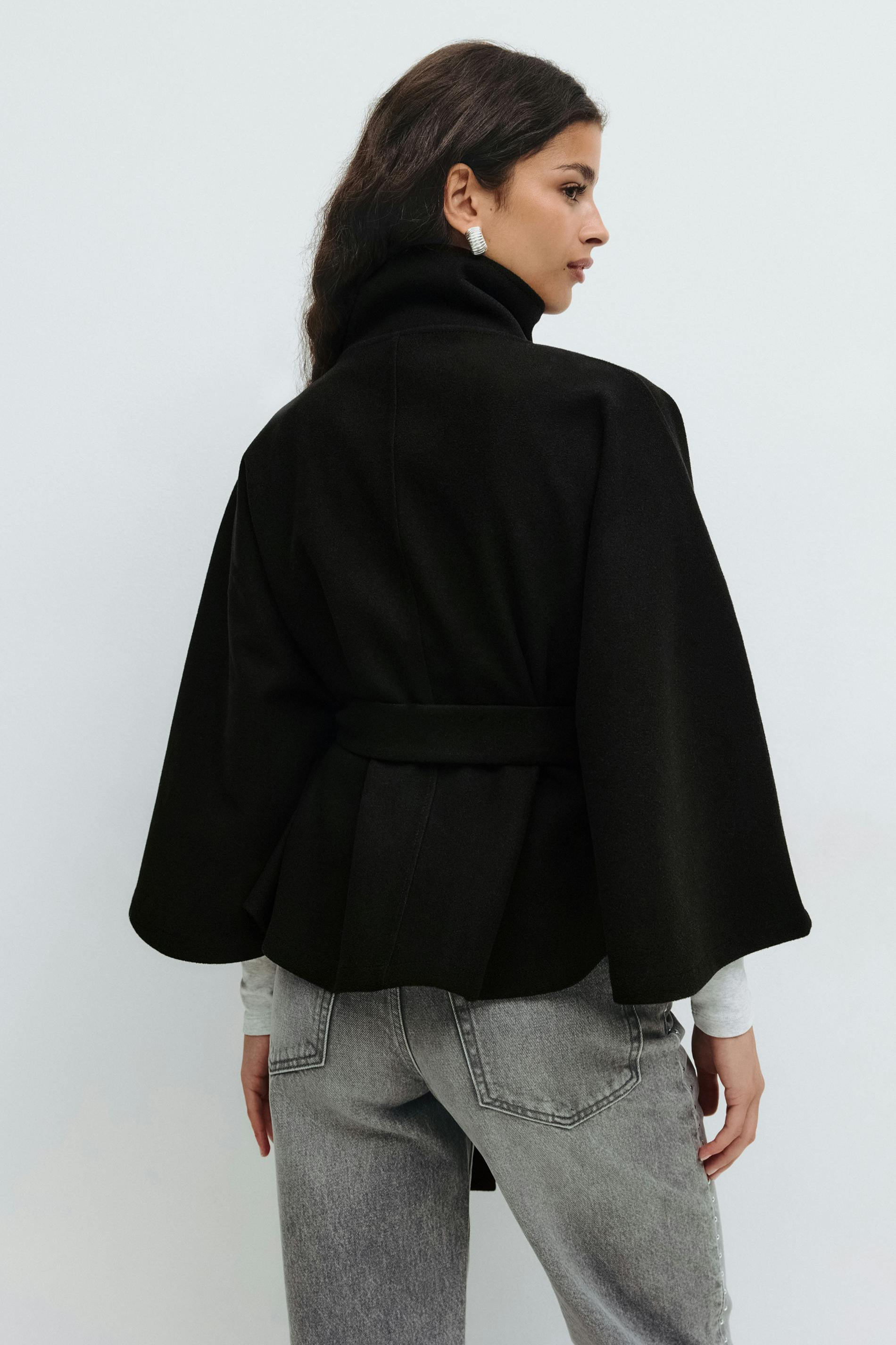 Lison – Veste cape ceinturée élégante
