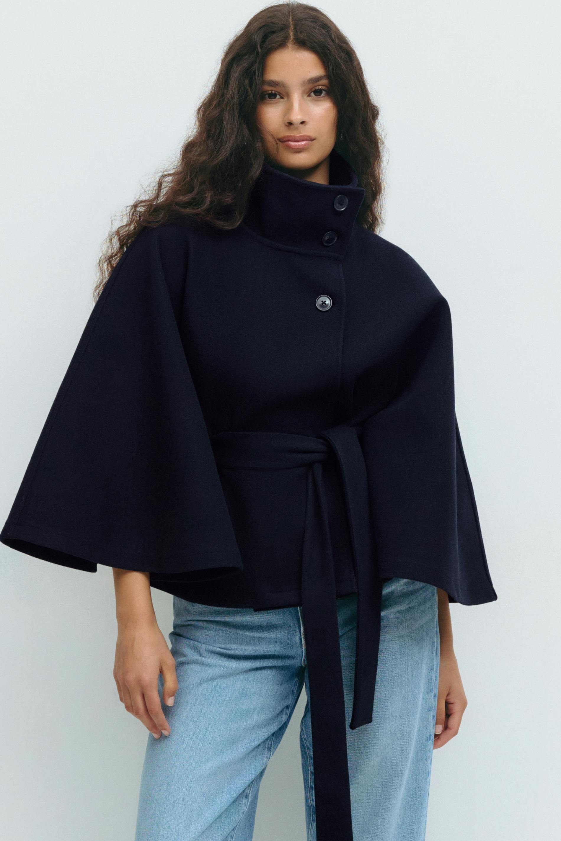 Lison – Veste cape ceinturée élégante