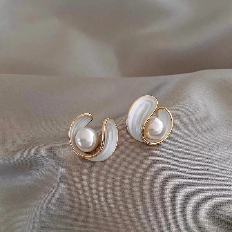 Opalisse – Boucles d’oreilles dorées luxueuses avec pierre d’opale blanche et perles