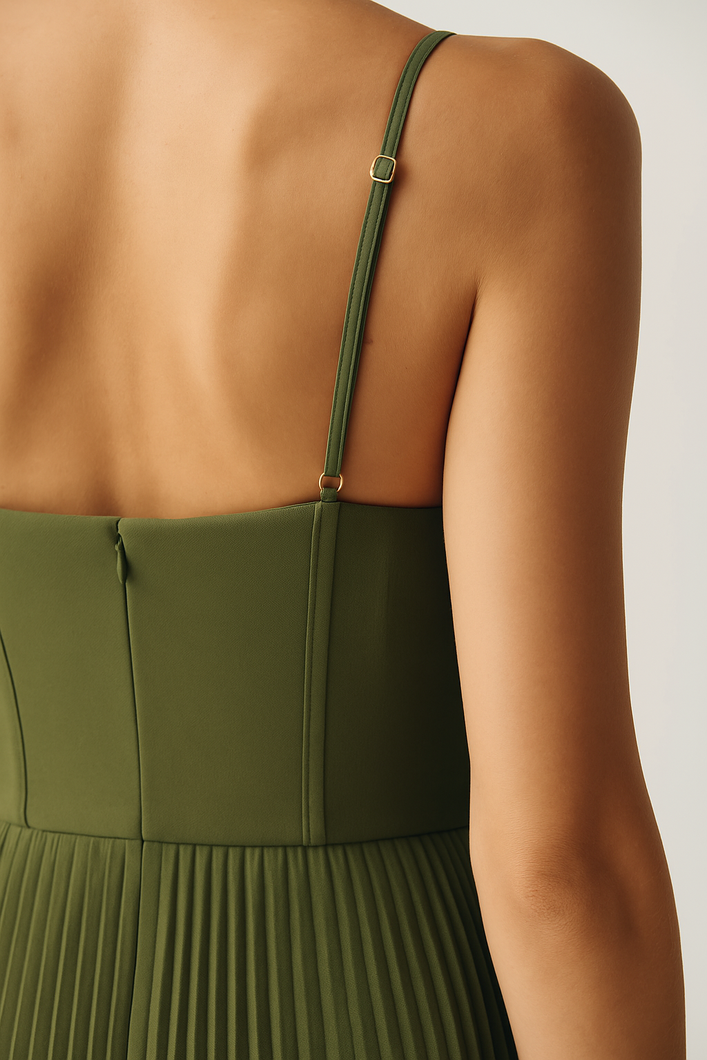 Talya – Robe midi plissée au bustier structuré
