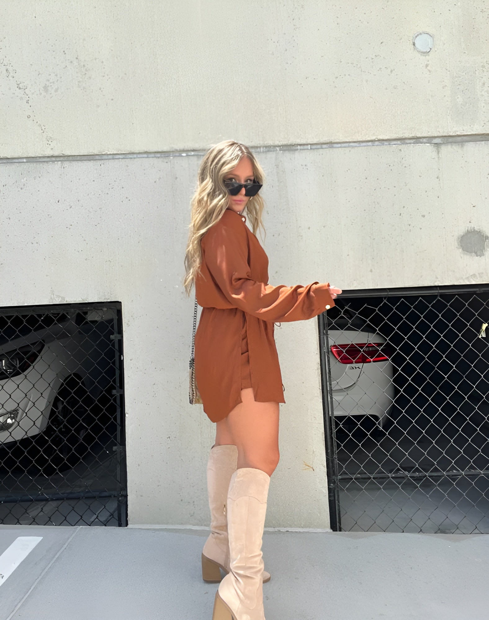 Ilona - La robe barboteuse en satin tendance