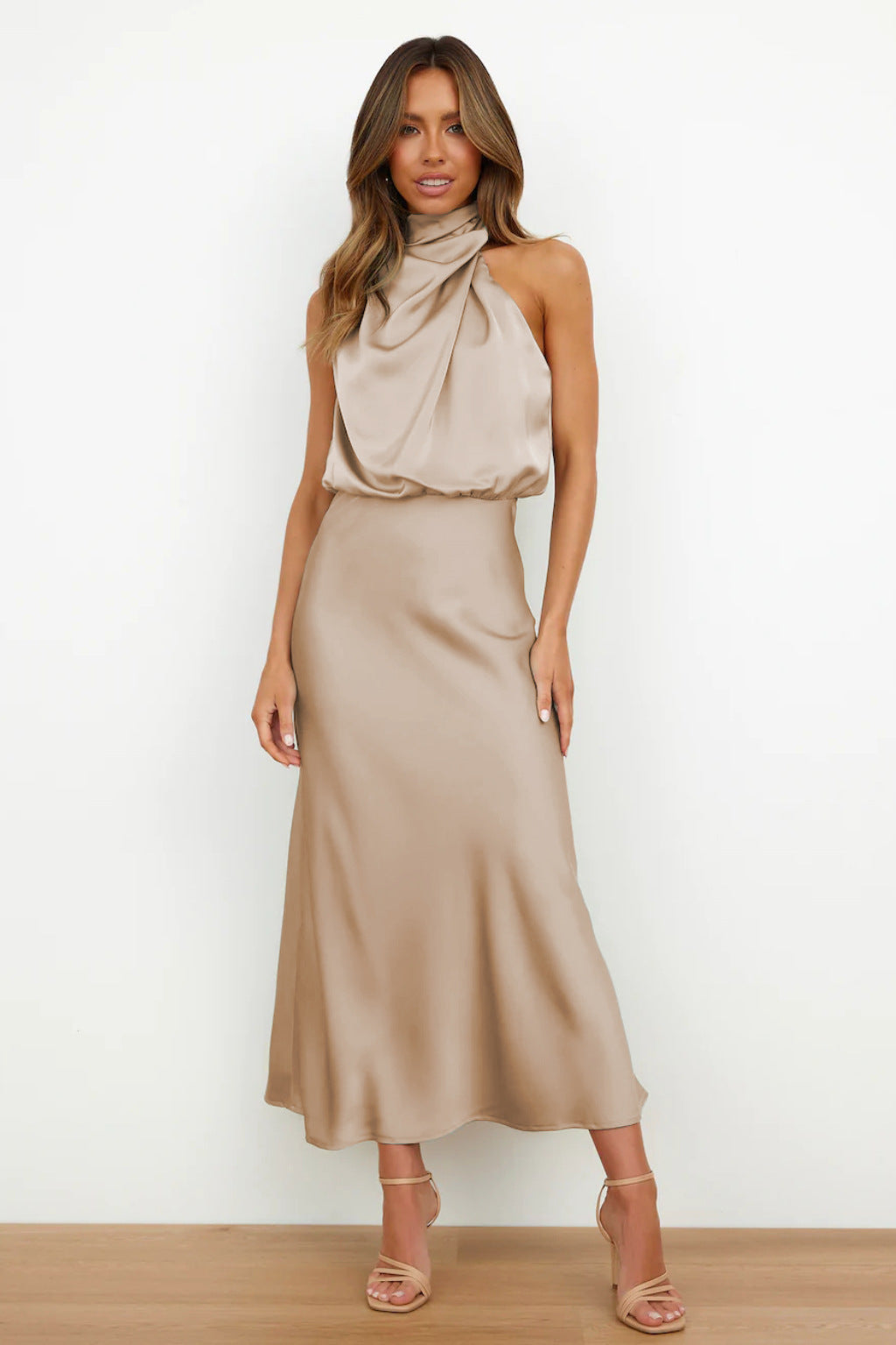 Léonille – Robe longue en satin à col licou