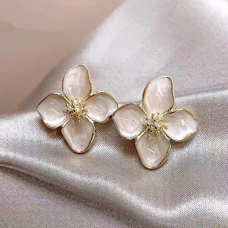 Énamélys – Boucles d’oreilles dorées en forme de fleur avec émail