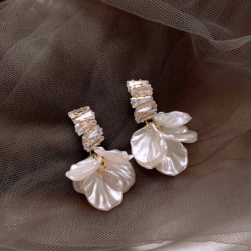 Floréline – Boucles d’oreilles dorées élégantes avec fleur blanche