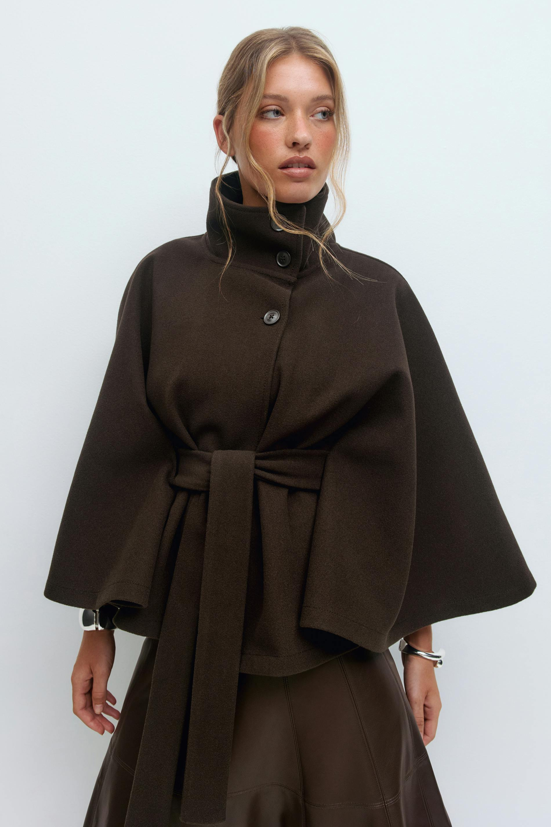 Lison – Veste cape ceinturée élégante
