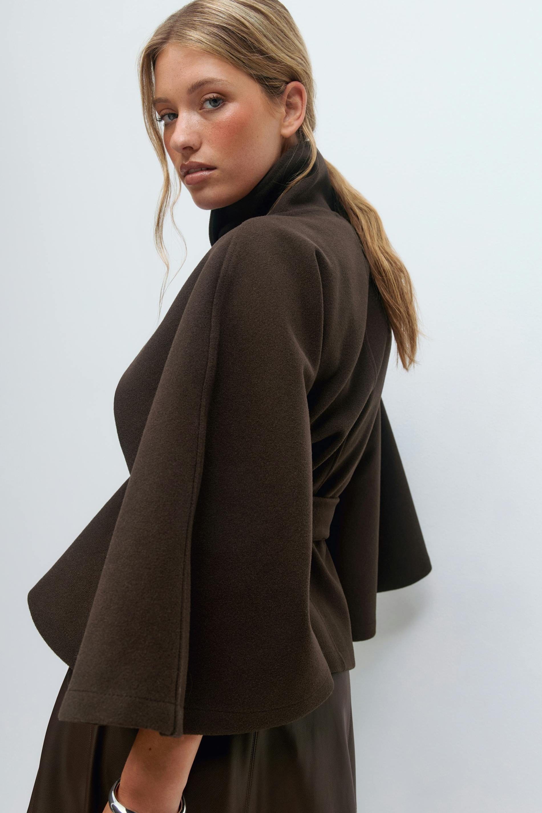 Lison – Veste cape ceinturée élégante