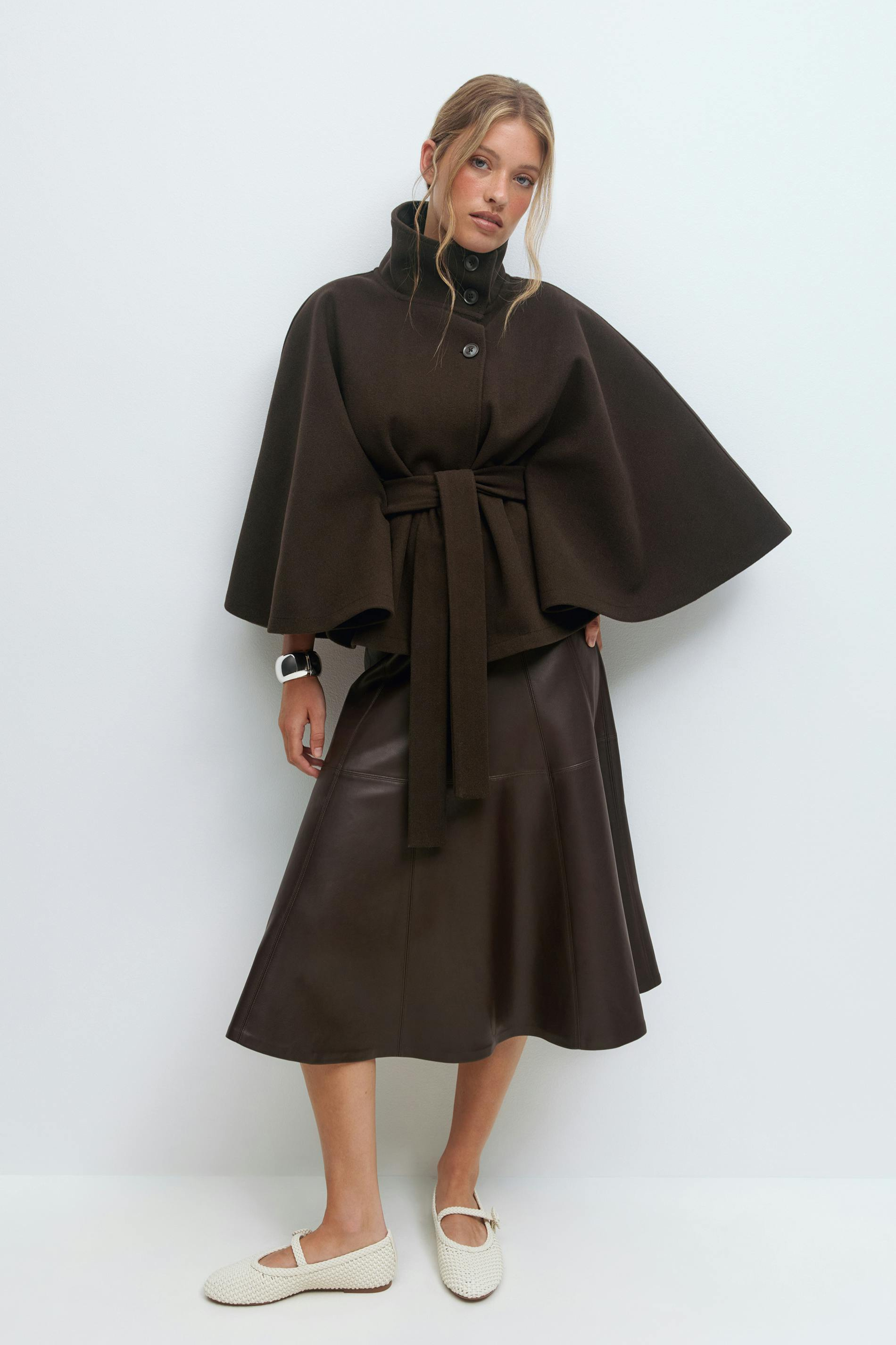 Lison – Veste cape ceinturée élégante