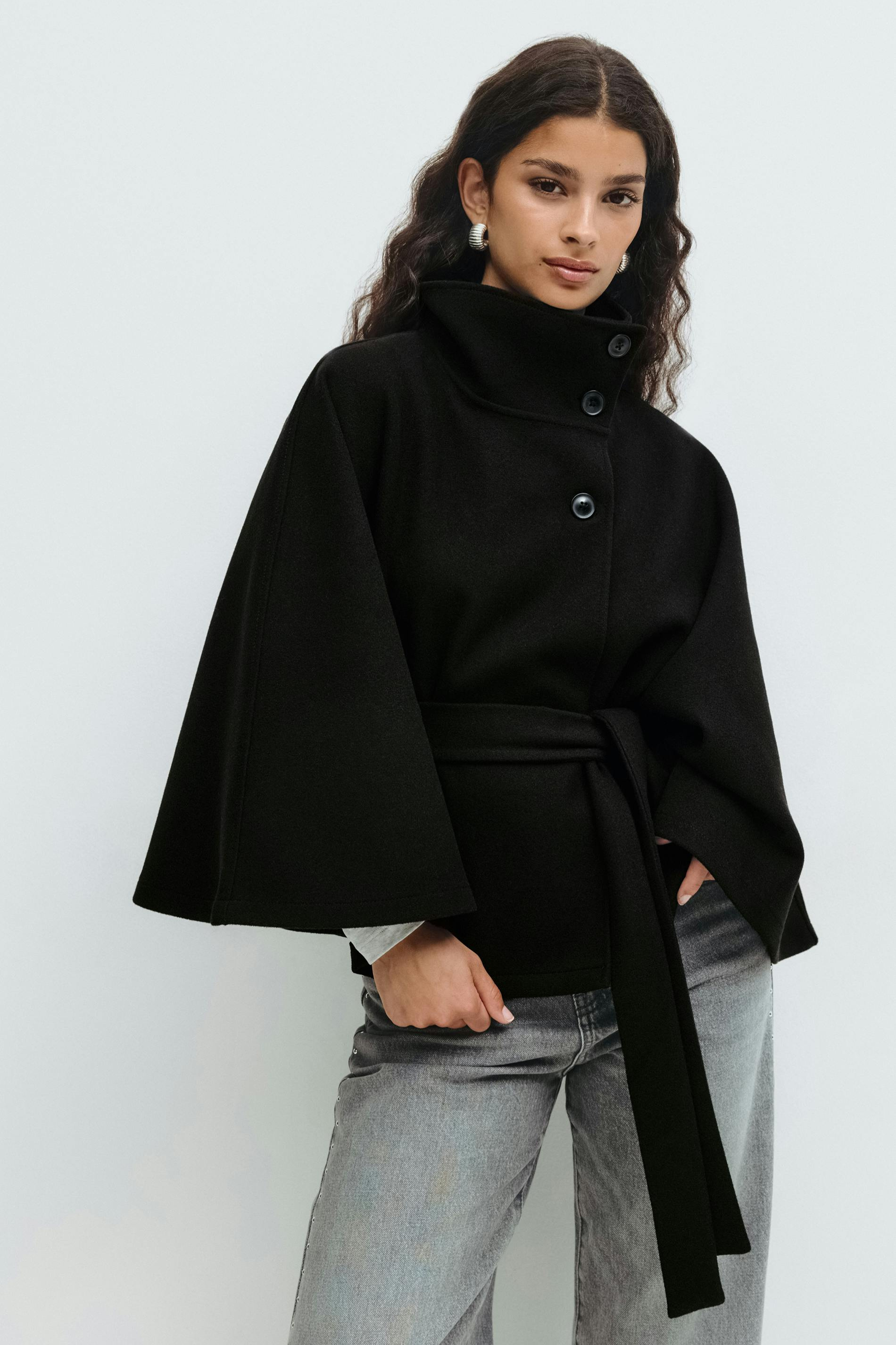 Lison – Veste cape ceinturée élégante
