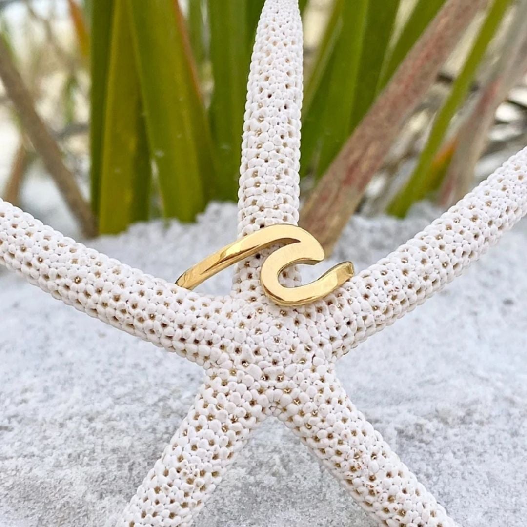 Ondélys – Bague dorée en forme de vague