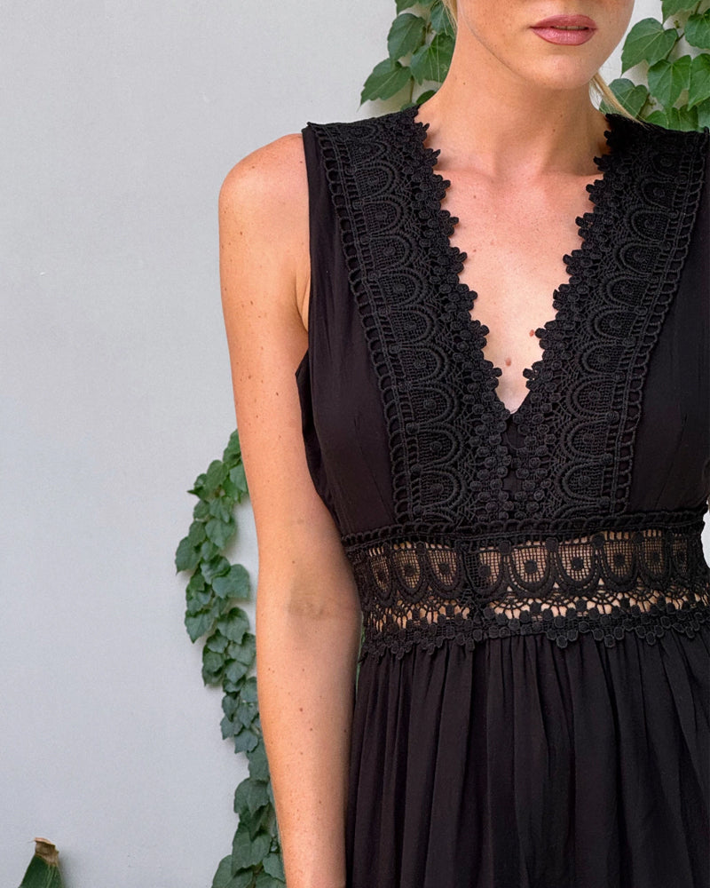Lumière – Robe en dentelle avec décolleté en v