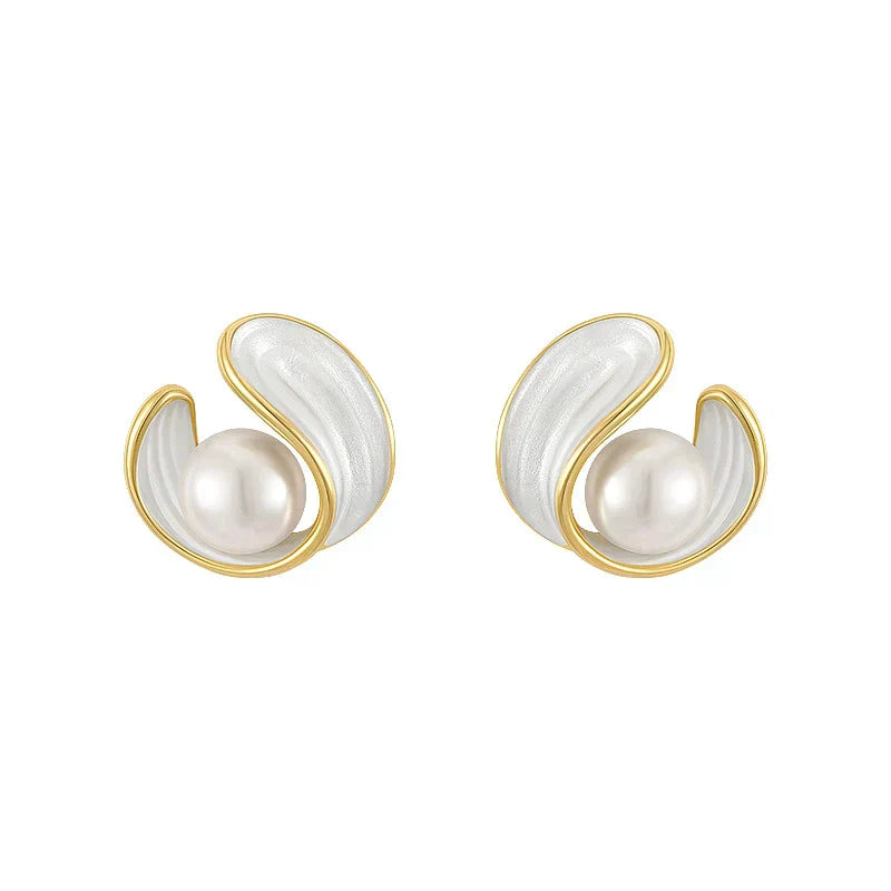 Opalisse – Boucles d’oreilles dorées luxueuses avec pierre d’opale blanche et perles