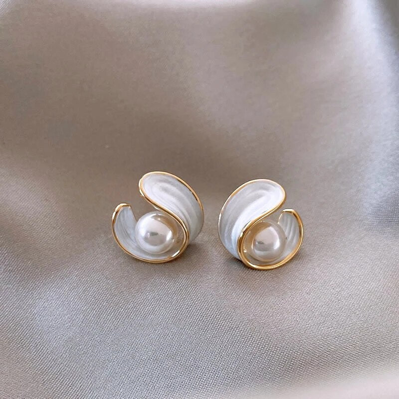 Opalisse – Boucles d’oreilles dorées luxueuses avec pierre d’opale blanche et perles