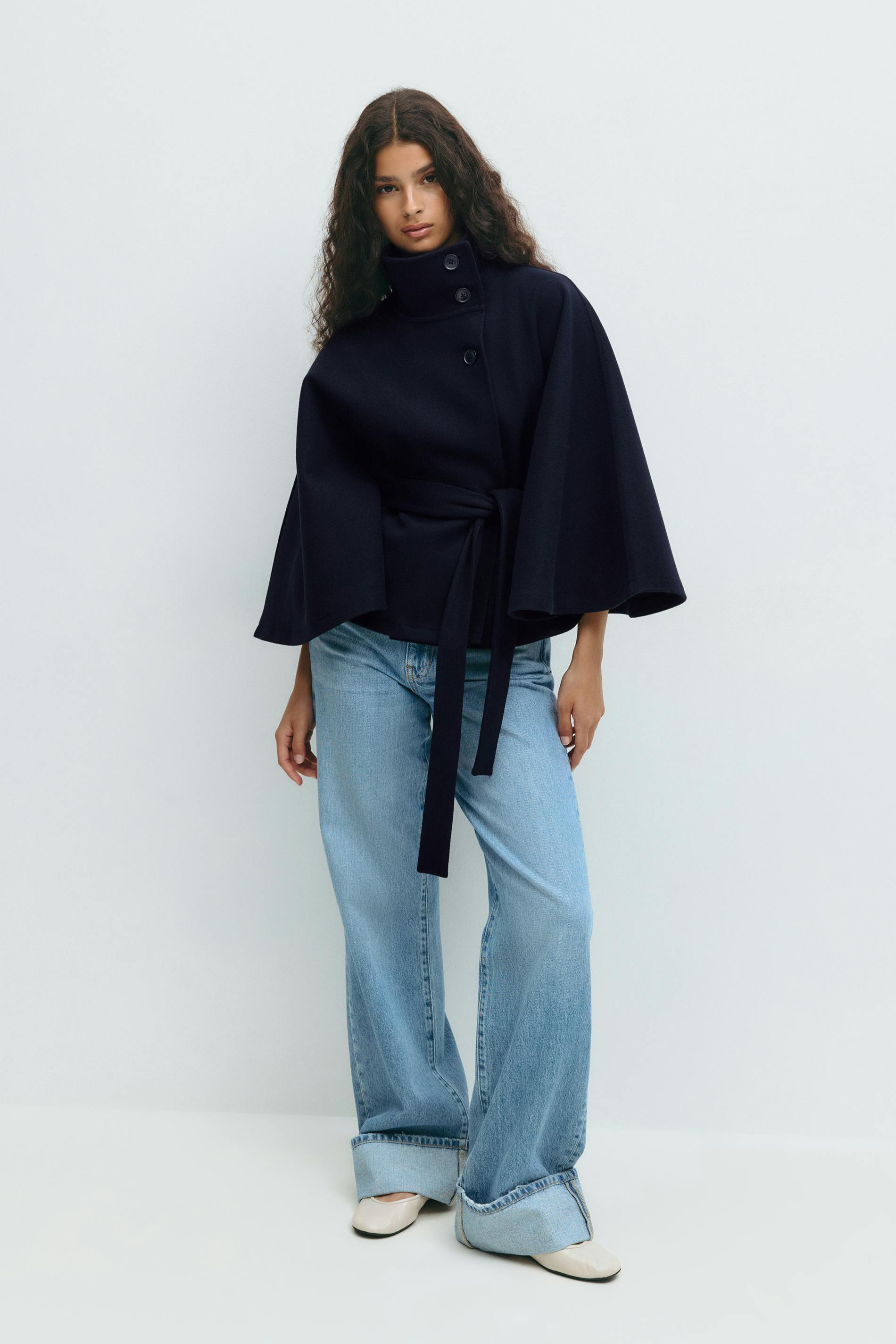 Lison – Veste cape ceinturée élégante