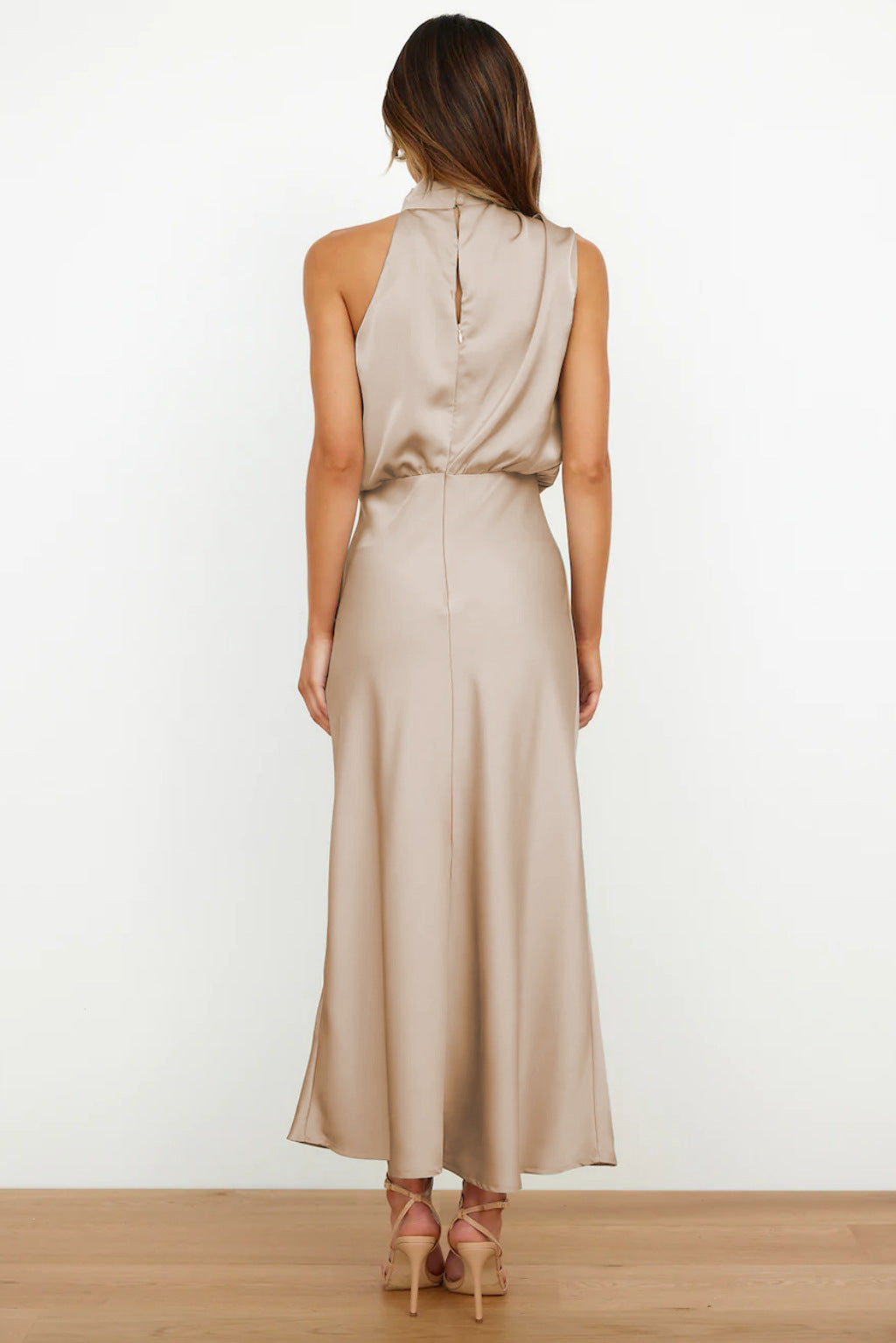 Léonille – Robe longue en satin à col licou