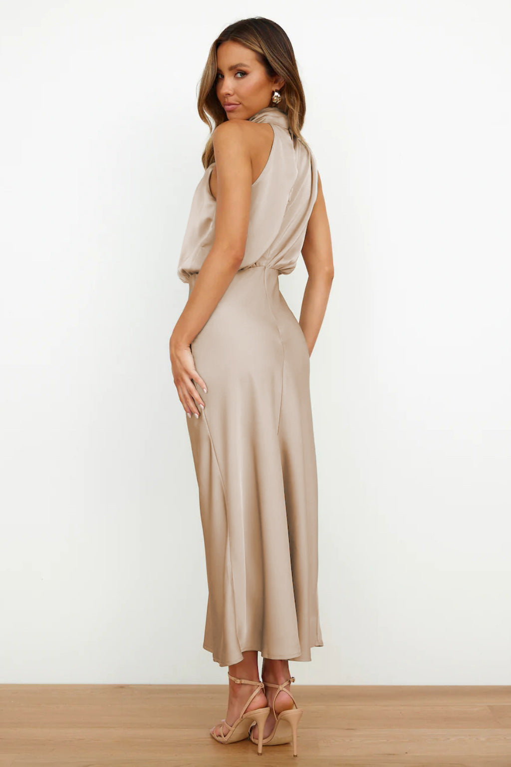 Léonille – Robe longue en satin à col licou