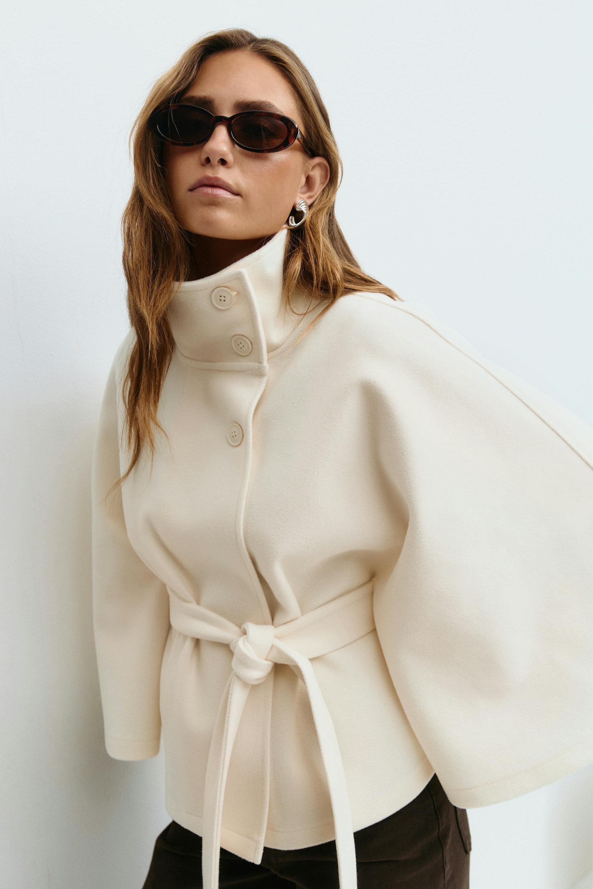 Lison – Veste cape ceinturée élégante