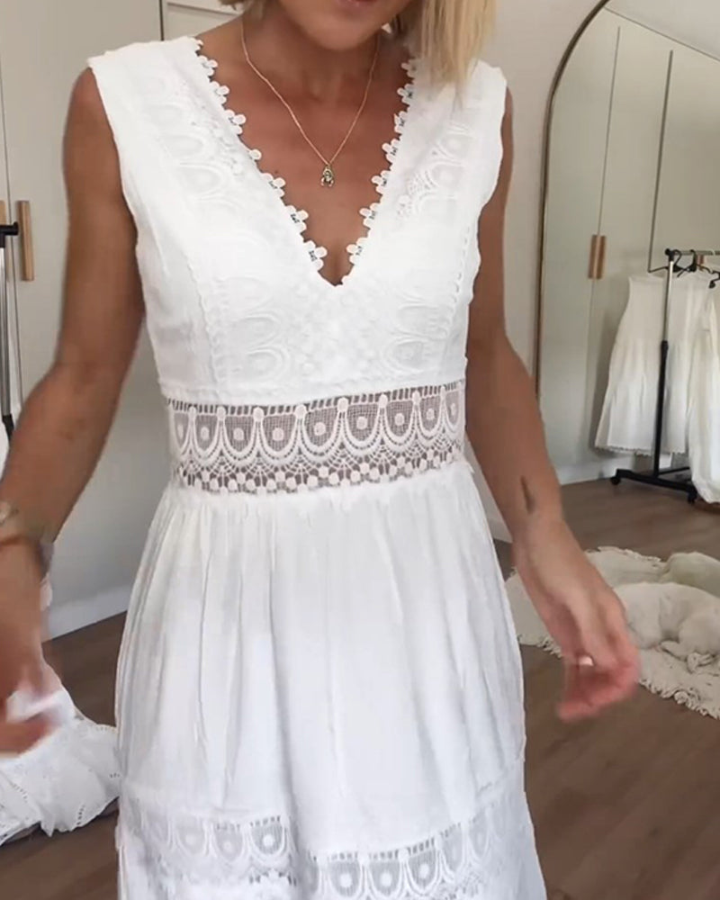 Lumière – Robe en dentelle avec décolleté en v