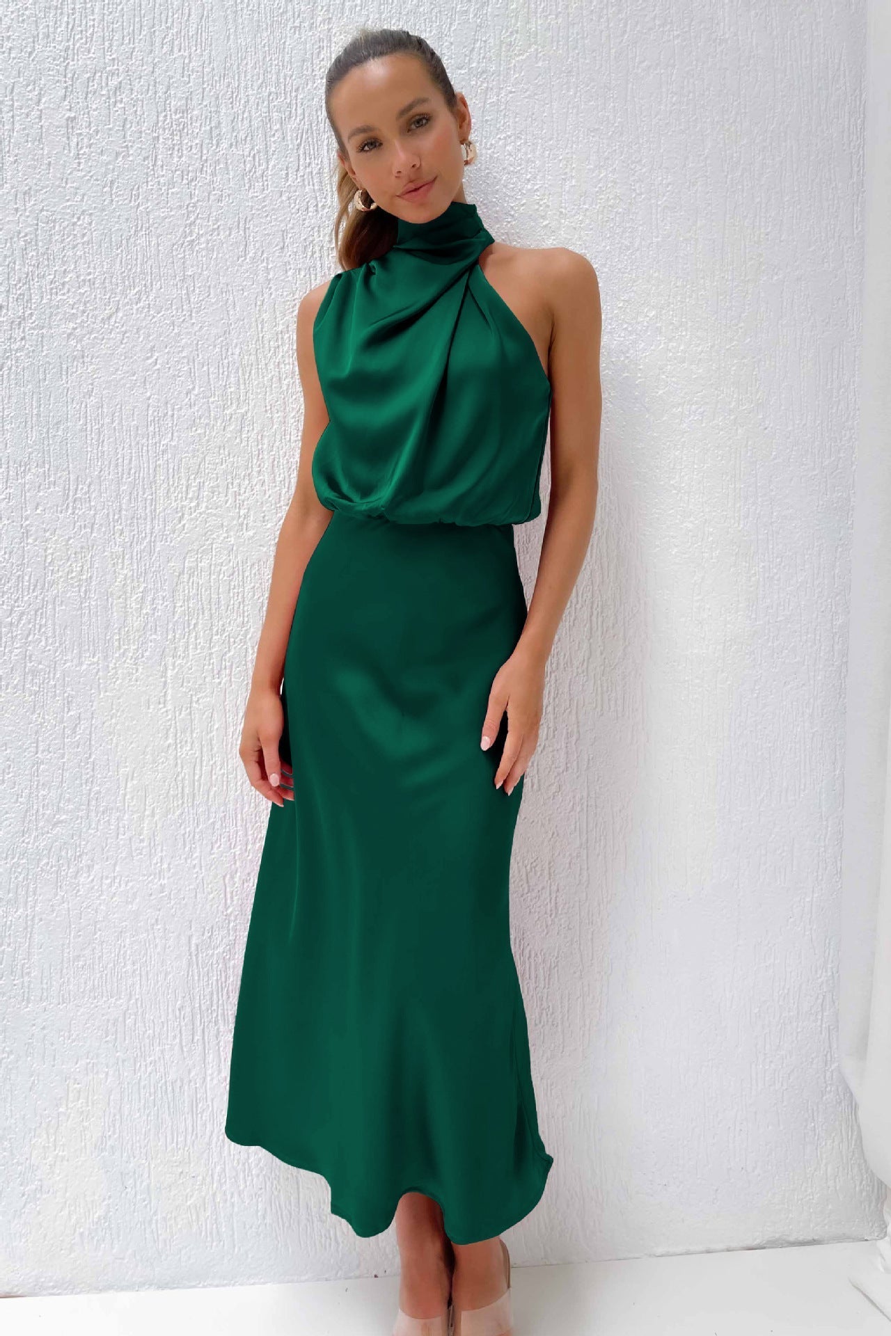 Léonille – Robe longue en satin à col licou