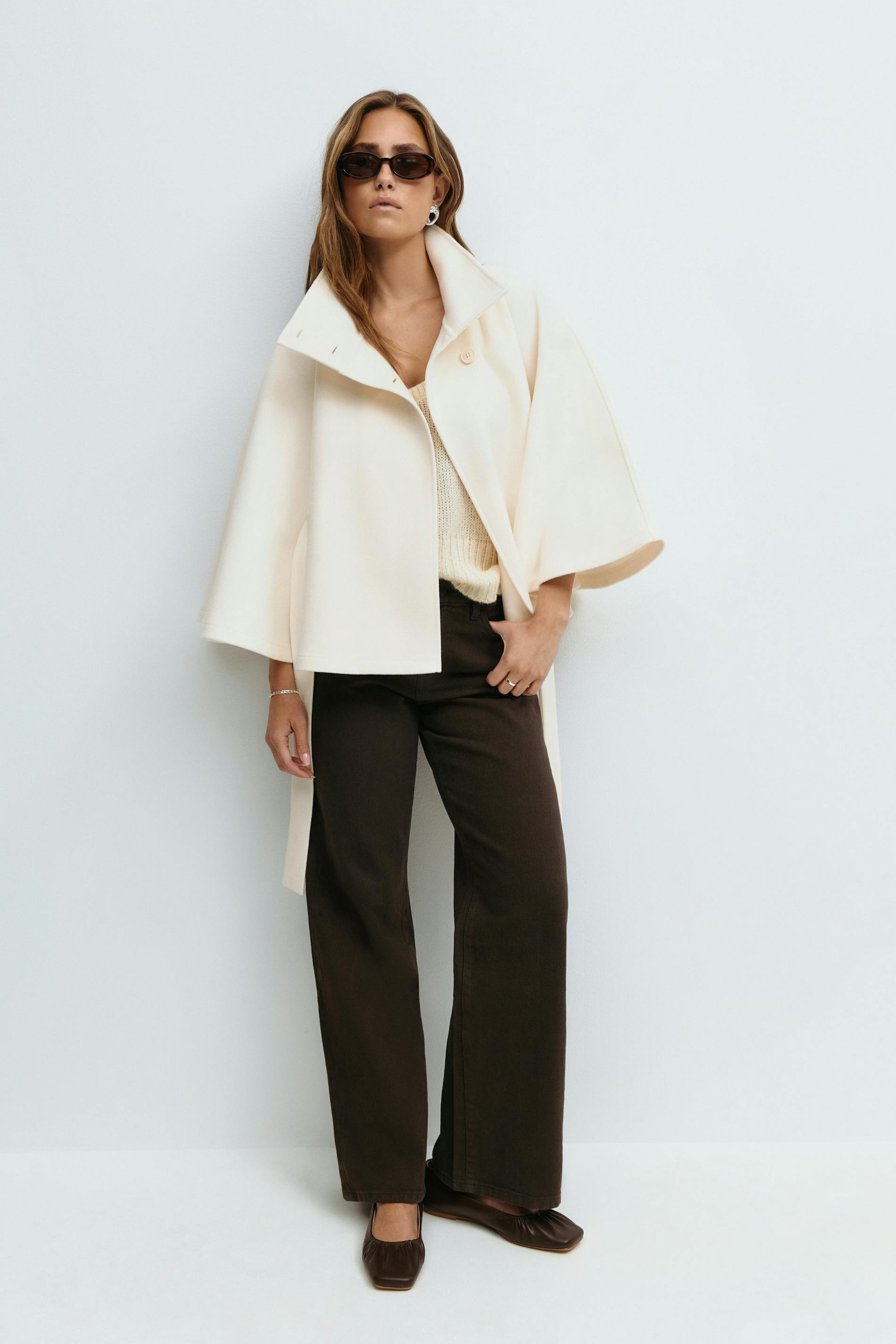 Lison – Veste cape ceinturée élégante