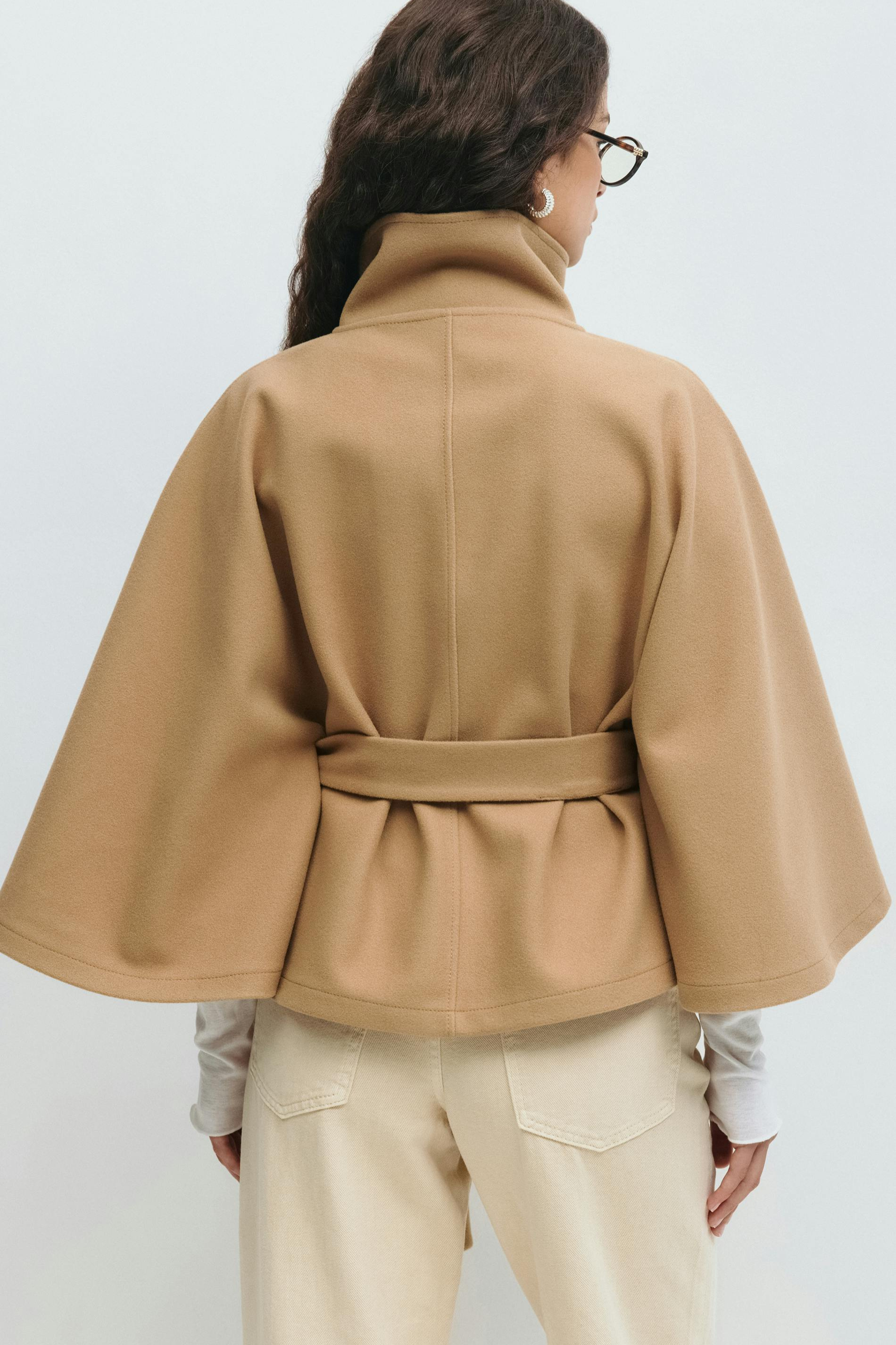 Lison – Veste cape ceinturée élégante