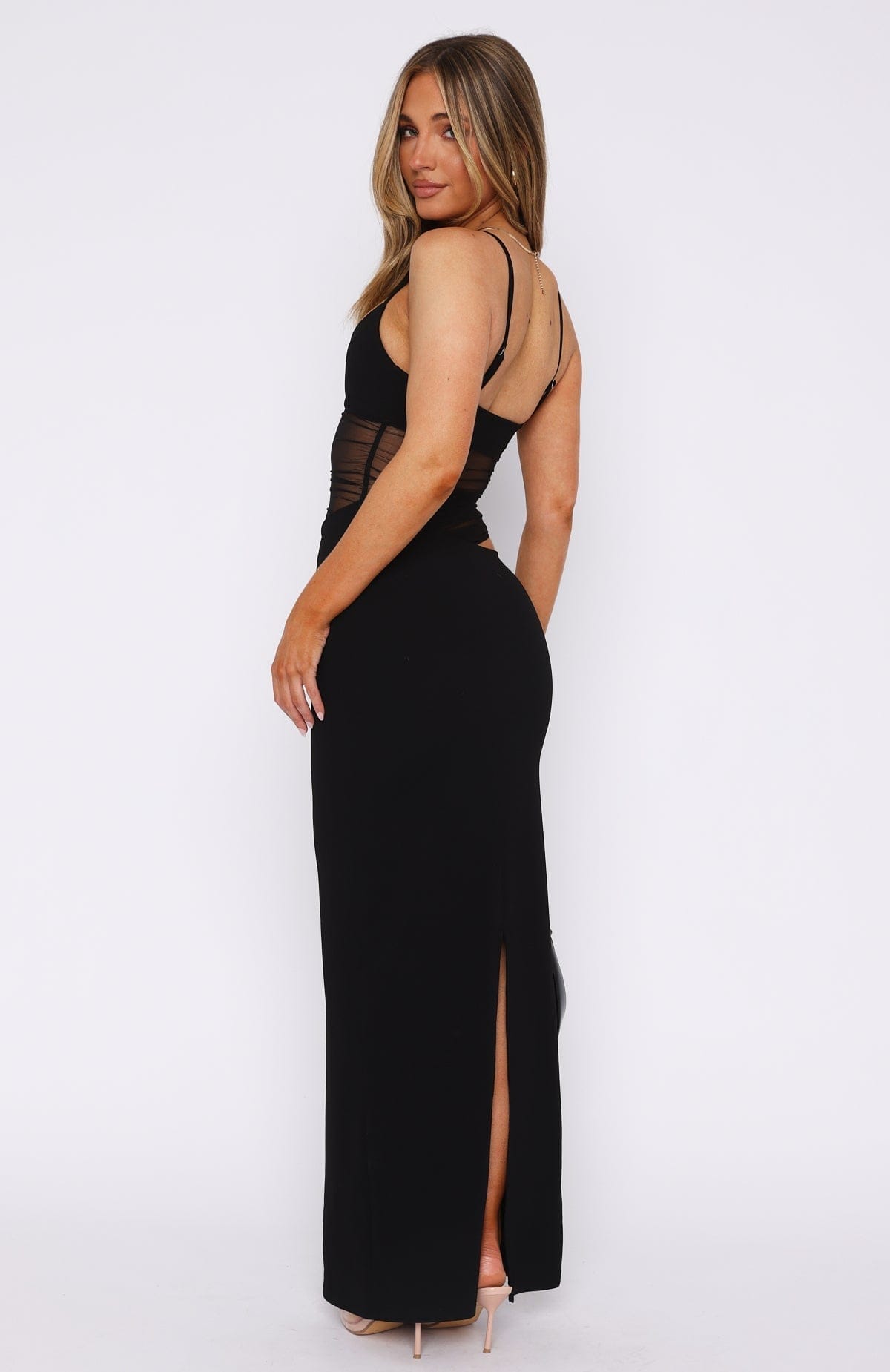 Adriana – Robe longue élégante à découpes