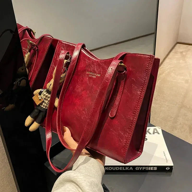 Janine – Sac fourre-tout élégant en cuir vegan avec breloque lapin