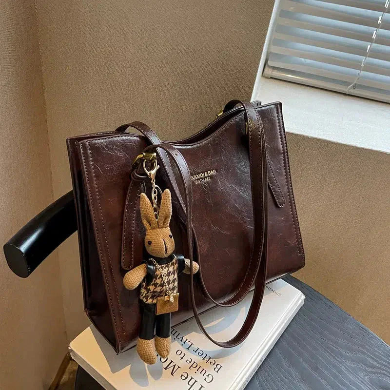 Janine – Sac fourre-tout élégant en cuir vegan avec breloque lapin