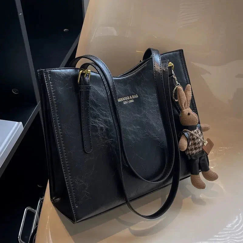 Janine – Sac fourre-tout élégant en cuir vegan avec breloque lapin