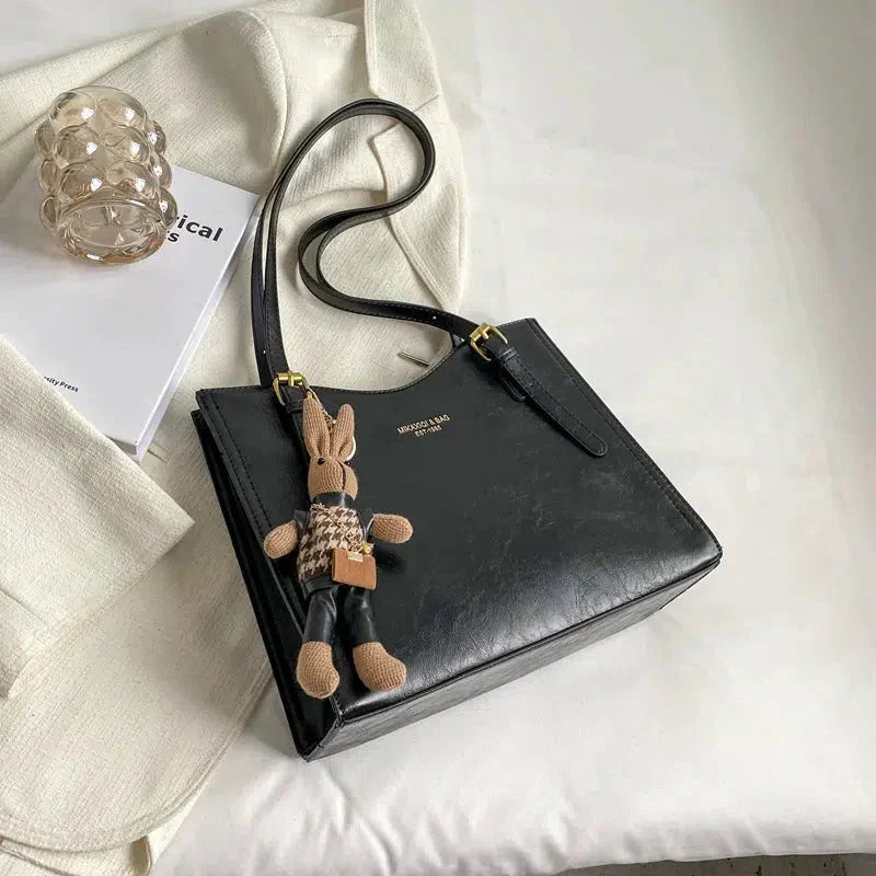 Janine – Sac fourre-tout élégant en cuir vegan avec breloque lapin