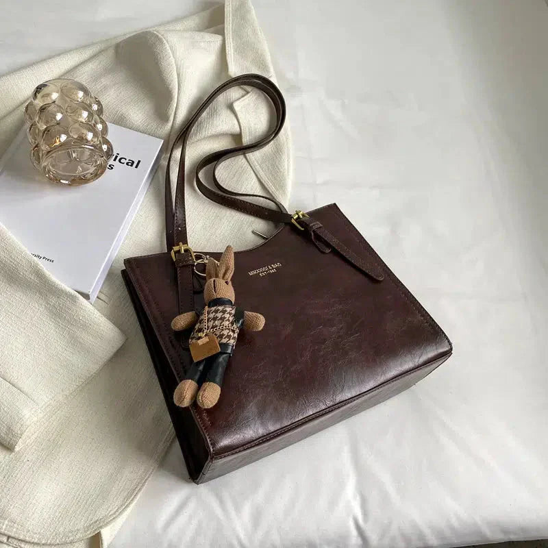 Janine – Sac fourre-tout élégant en cuir vegan avec breloque lapin
