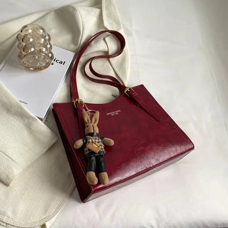 Janine – Sac fourre-tout élégant en cuir vegan avec breloque lapin