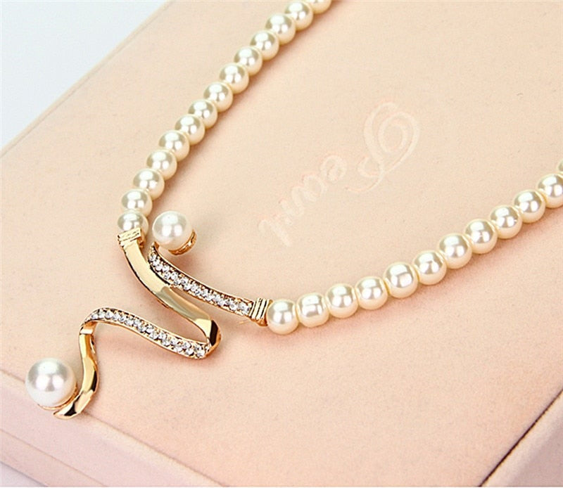 Cléophine - Parure collier et boucles d’oreilles avec perles