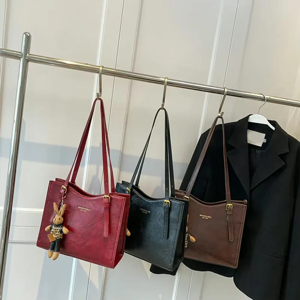 Janine – Sac fourre-tout élégant en cuir vegan avec breloque lapin