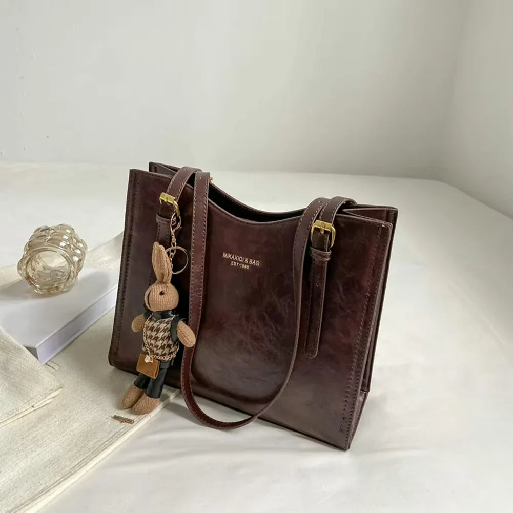 Janine – Sac fourre-tout élégant en cuir vegan avec breloque lapin