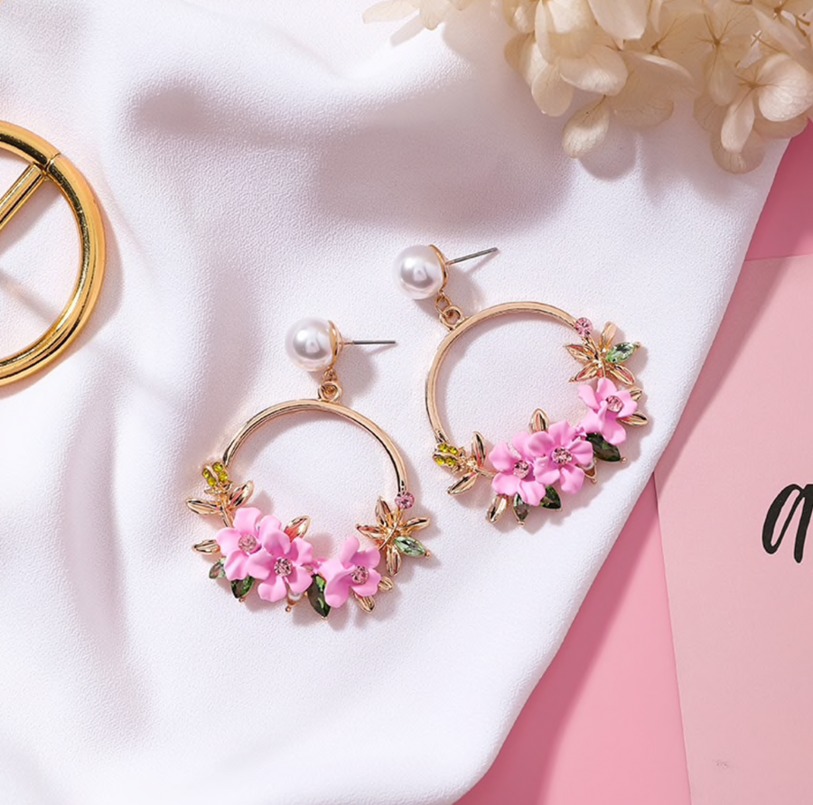 Florélia – Boucles d’oreilles rondes florales avec perle