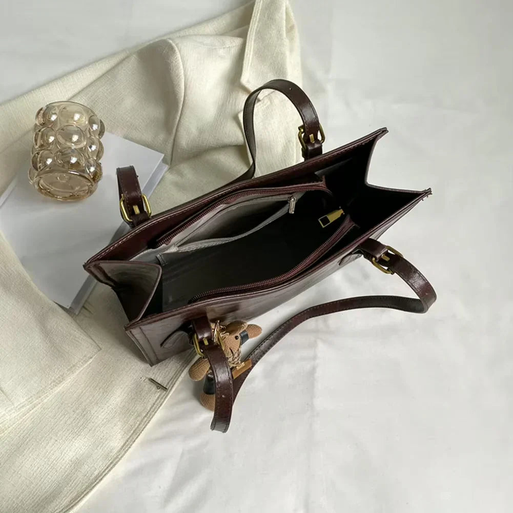 Janine – Sac fourre-tout élégant en cuir vegan avec breloque lapin