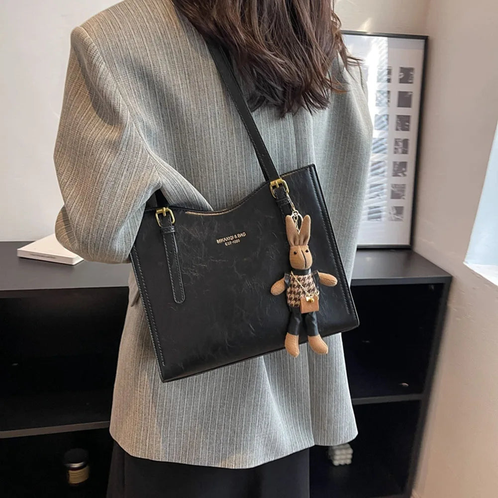 Janine – Sac fourre-tout élégant en cuir vegan avec breloque lapin