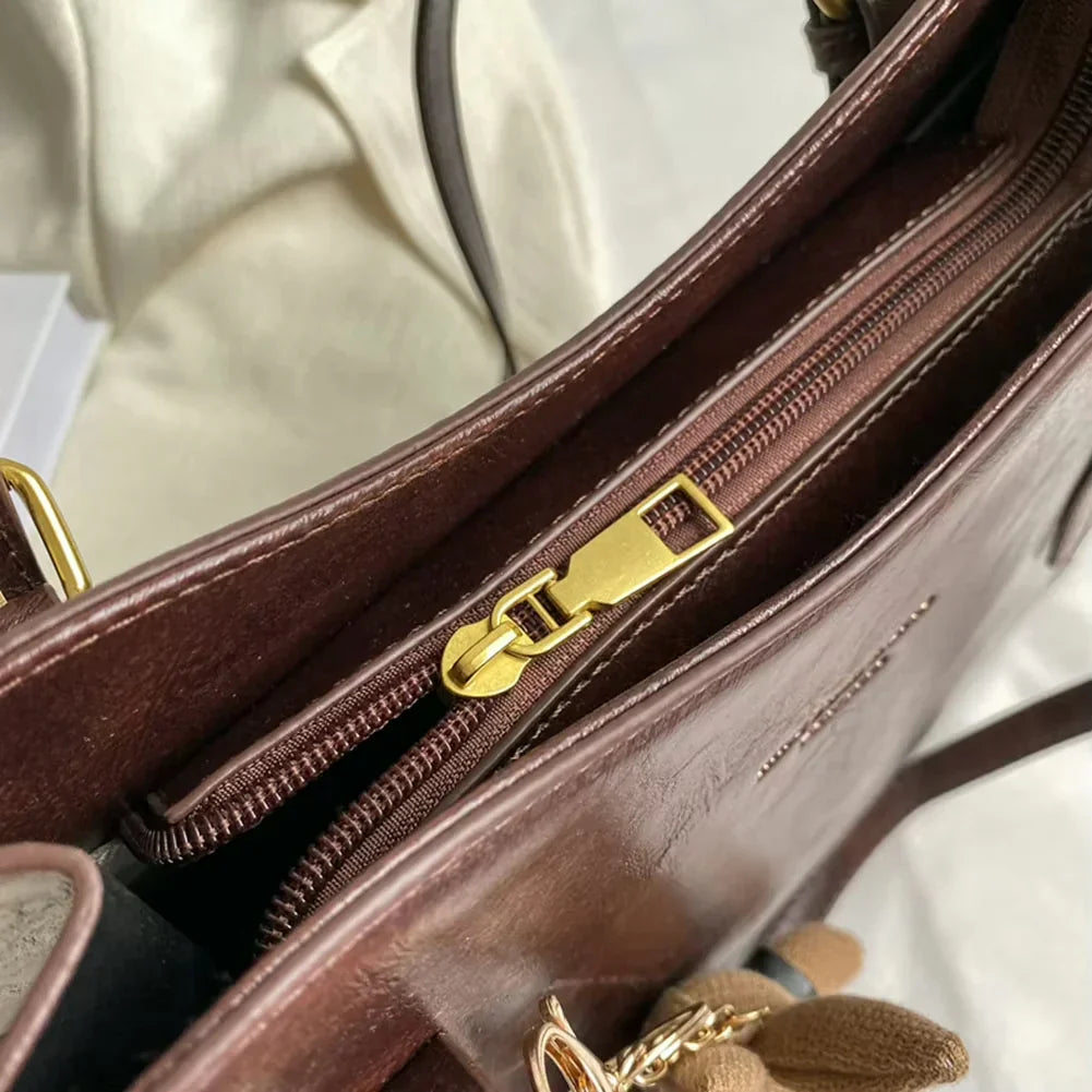 Janine – Sac fourre-tout élégant en cuir vegan avec breloque lapin