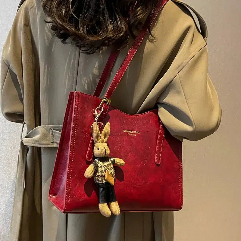 Janine – Sac fourre-tout élégant en cuir vegan avec breloque lapin