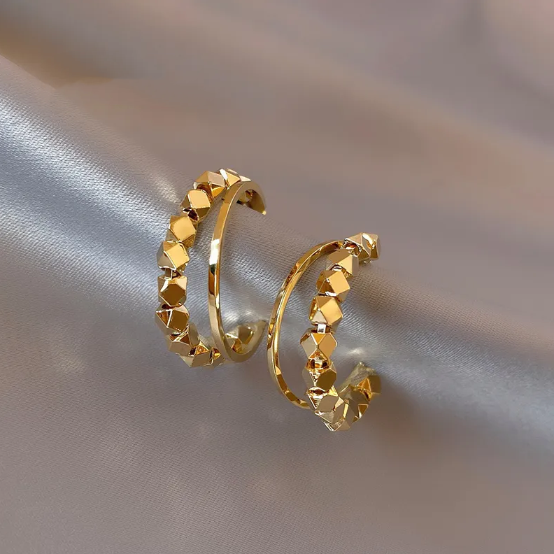 Carrélya – Boucles d’oreilles dorées élégantes avec petits carrés