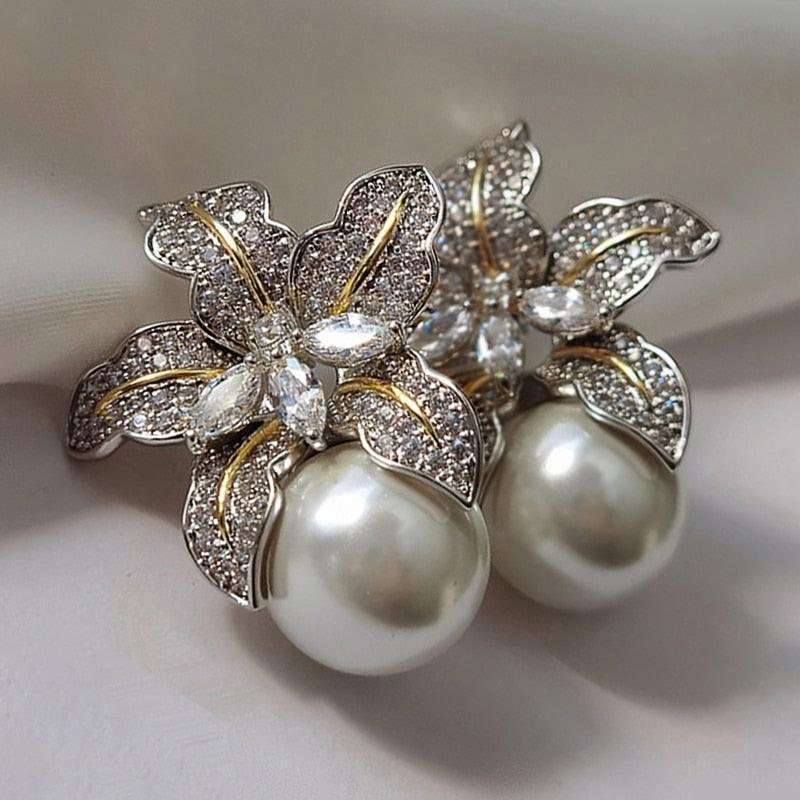 Florazéa – Boucles d’oreilles florales élégantes avec détails scintillants et perle