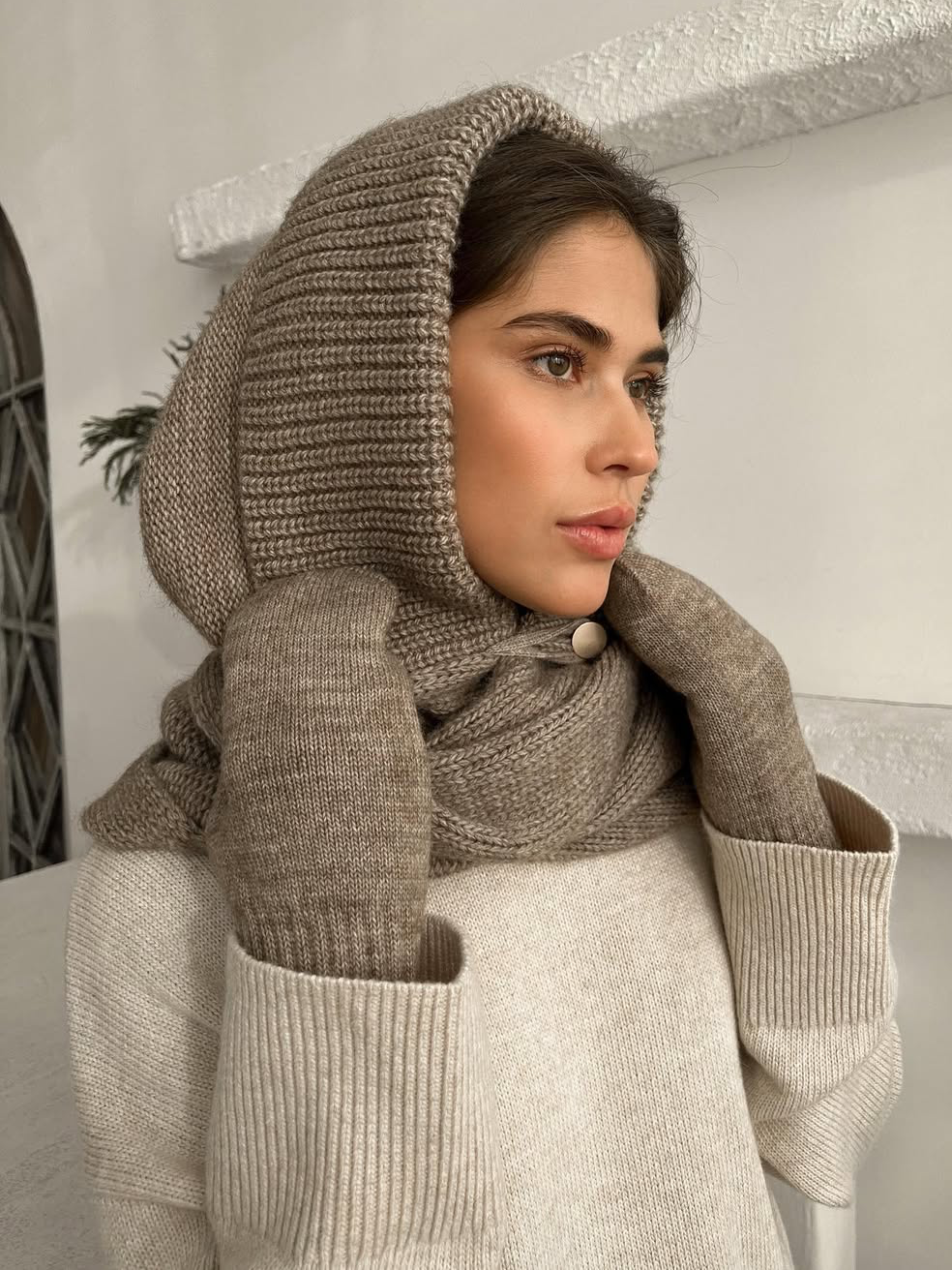 Lorène - Écharpe chic avec casquette intégrée