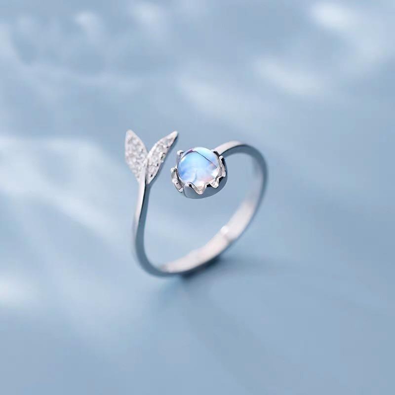 Dolphéa – Bague en argent ajustable avec queue de dauphin et zirconia bleu
