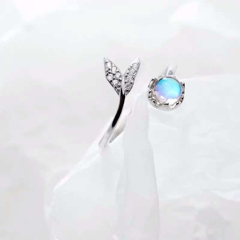 Dolphéa – Bague en argent ajustable avec queue de dauphin et zirconia bleu